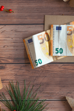 50 euro met envelop en kerst decoratie